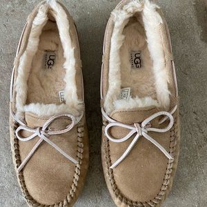 Women’s UGG Dakota skipper. Size 9
